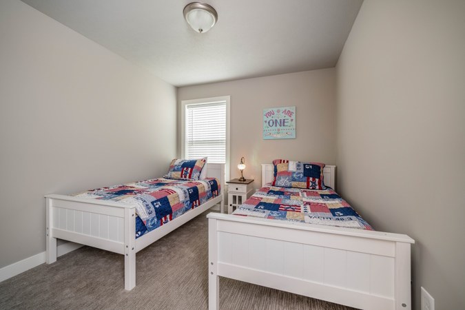 Bedroom with two twin beds and nautical quilts